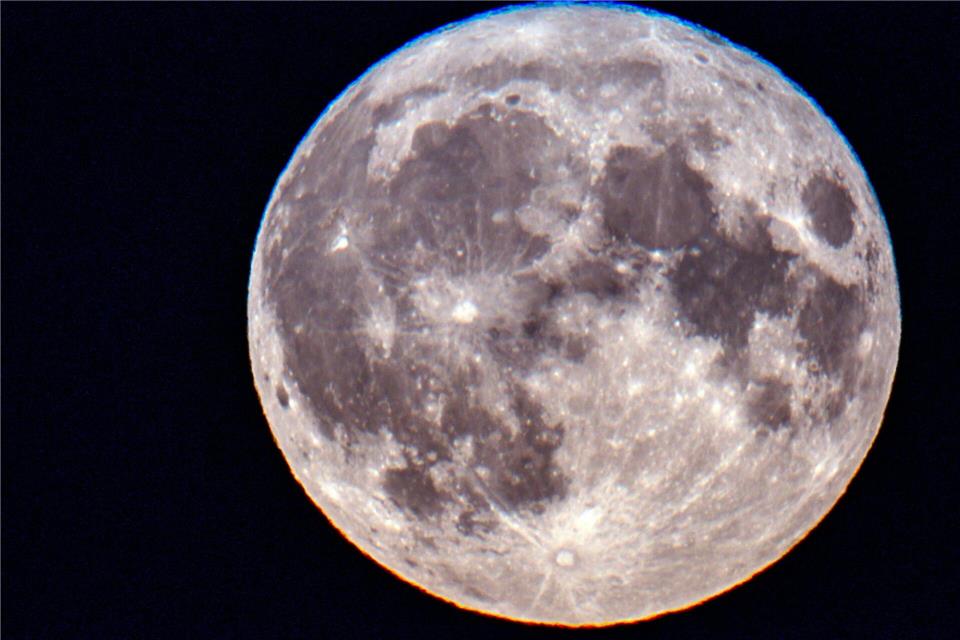 Der Mond scheint hell, weil er von der Sonne angestrahlt wird. Daran orientieren sich etwa Tiere bei Nacht auf der Erde.Jens Büttner/dpa