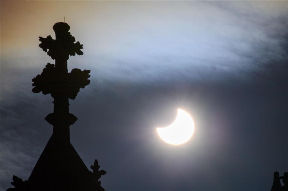 Der Mond schiebt sich während der partiellen Sonnenfinsternis über dem Dom der Landeshauptstadt von Sachsen-Anhalt vor die Sonne. (Archivbild)Klaus-Dietmar Gabbert/dpa
