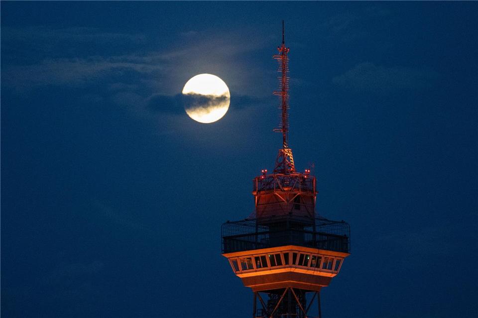 Der Mond steht über dem Berliner Funkturm.Sebastian Gollnow/dpa