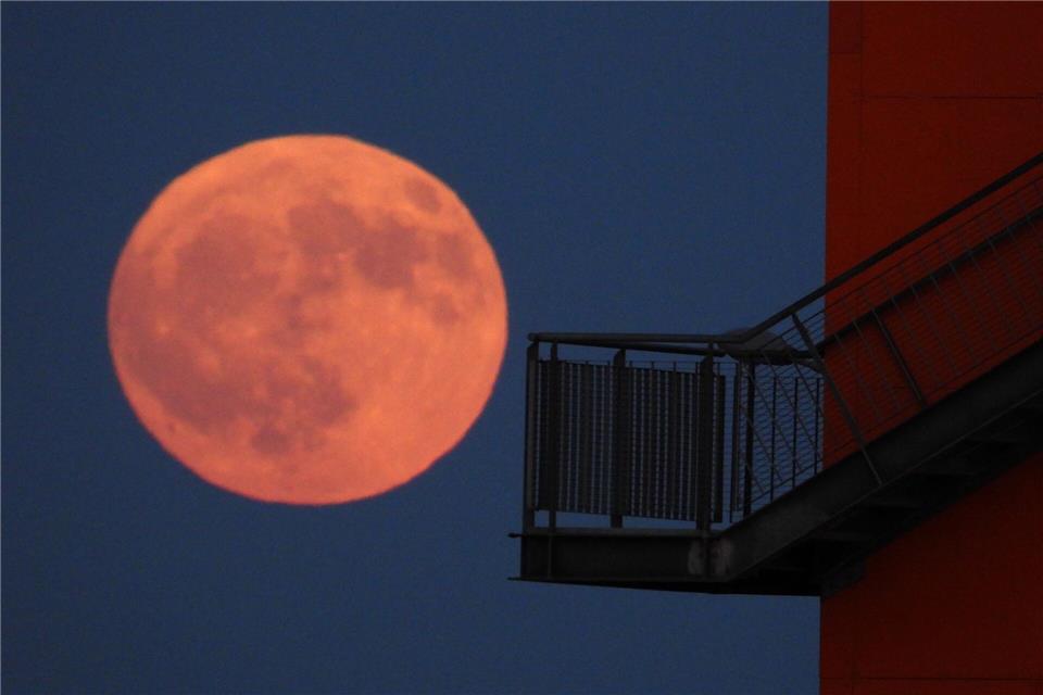 Der Mond steht zurzeit besonders tief und kann dadurch größer und wegen der Atmosphäre rötlich wirken. (Archivfoto)-/Citynewstv/dpa