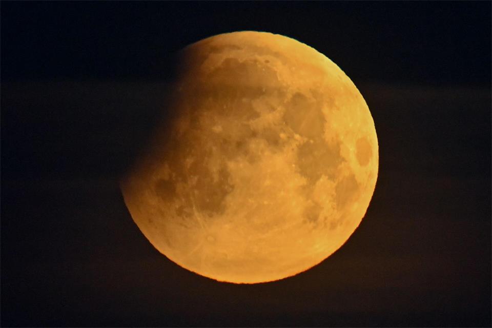 Der Mond tritt ab 4.33 Uhr in den Kernschatten der Erde ein. (Symbolbild)Patrick Pleul/dpa