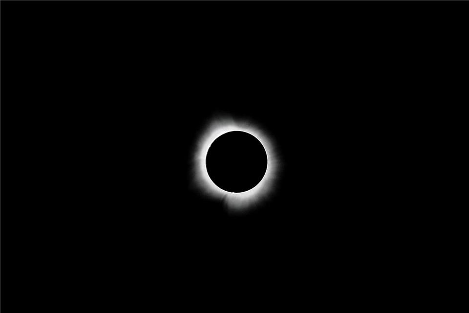 Der Mond verdeckt die Sonne während einer totalen Sonnenfinsternis.(Archivbild)Patrick Lantrip/Daily Memphian/AP/dpa