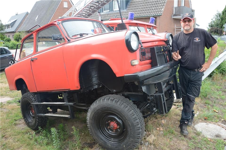 Der Monster-Trabbi von Uwe Fiebig zieht bei Veranstaltungen alle Blicke auf sich. Das Emblem des VEB Sachsenring auf der Motorhaube hat er wie einen Mercedes-Stern aufgerichtet.
