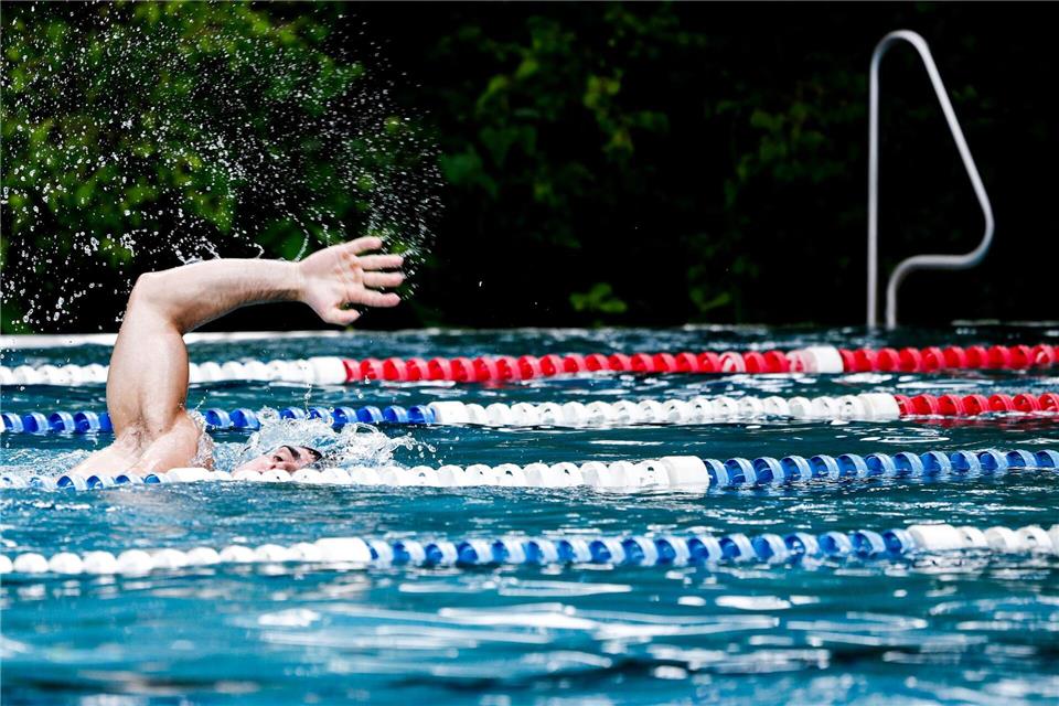 Der Montag bringt der Hauptstadtregion einen angenehmen Sommertag, der zum Schwimmen einlädt. (Illustration)Carsten Koall/dpa