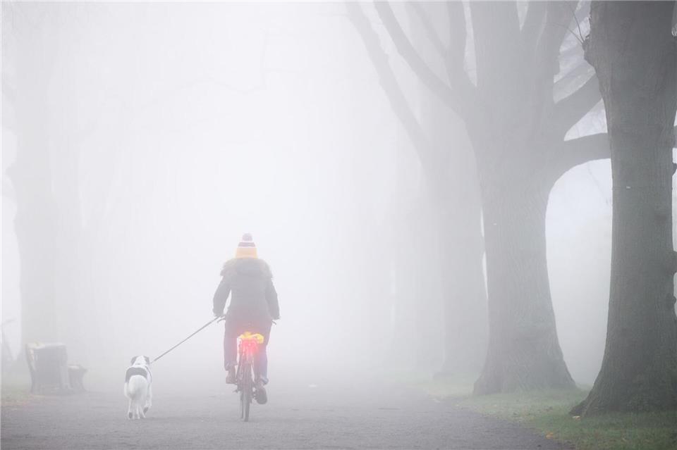 Der Montag startet oftmals bewölkt oder neblig trüb - aber vielerorts ist in den nächsten Tagen Besserung in Sicht.Julian Stratenschulte/dpa