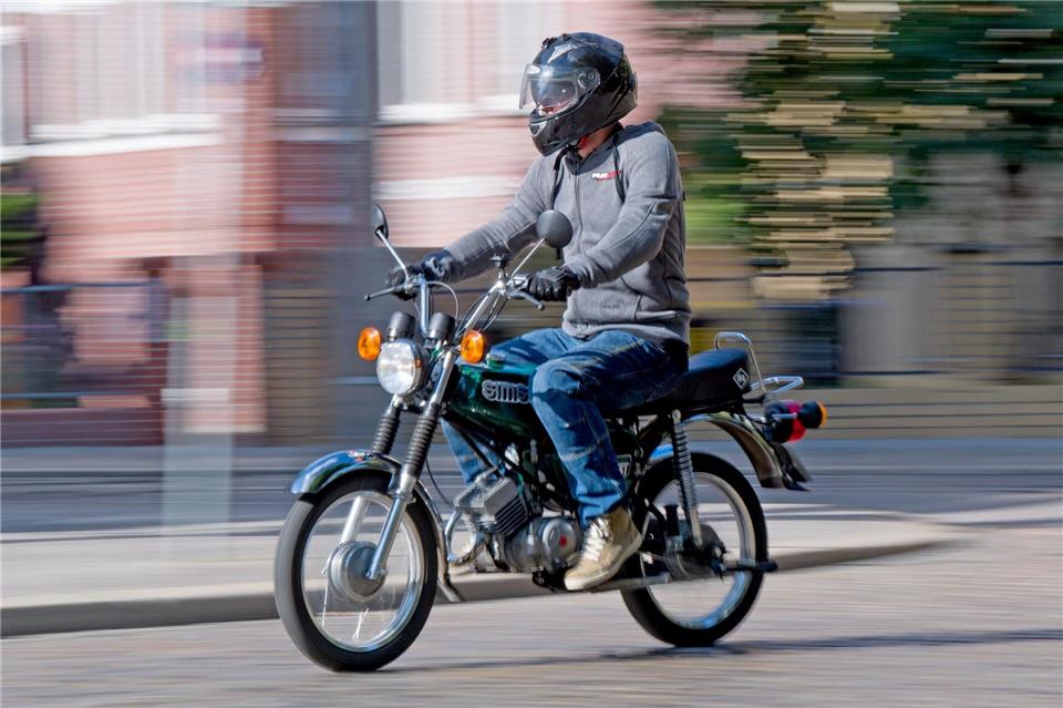Der Mopedfahrer versuchte der Polizeikontrolle zu entkommen. (Symbolbild)Hendrik Schmidt/dpa-Zentralbild/dpa-tmn