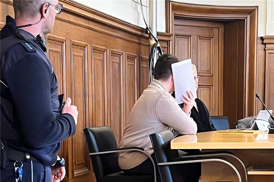 Der Mord-Prozess gegen den Sohn der Frau dauert voraussichtlich mehrere Verhandlungstage.Tatjana Bojic/dpa