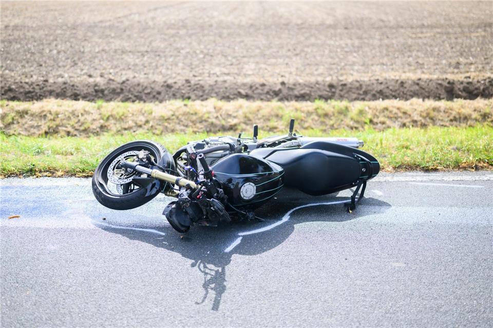 Der Motorradfahrer habe vor dem Aufprall noch versucht, auszuweichen. (Symbolbild)Julian Stratenschulte/dpa