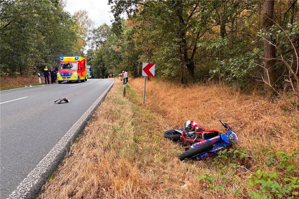 Der Motorradfahrer kam aus noch unbekannter Ursache von der Straße ab.
