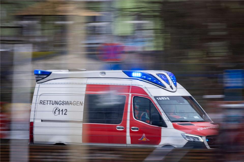 Der Motorradfahrer muss schwer vereltzt in ein Krankenhaus. (Symbolbild)Jens Büttner/dpa