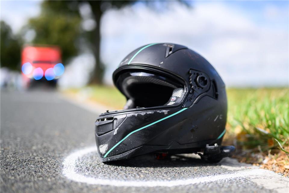 Der Motorradfahrer starb noch an der Unfallstelle.  (Symbolbild)Julian Stratenschulte/dpa