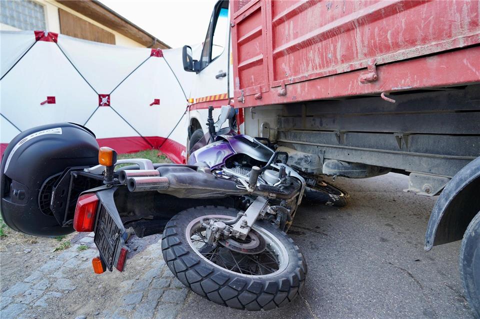 Der Motorradfahrer starb noch an der Unfallstelle.Braun/swd-medien/dpa