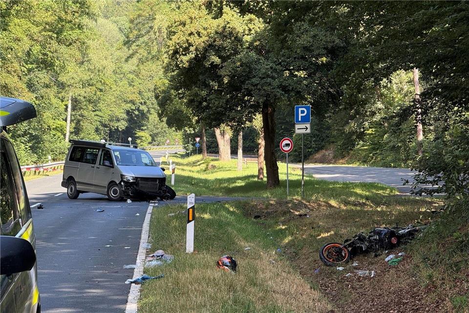 Der Motorradfahrer und seine Beifahrerin wurden laut Polizei bei dem Unfall lebensgefährlich verletzt. Mike Seeboth/dpa