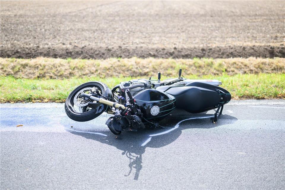 Der Motorradfahrer wurde beim Zusammenstoß über das Auto geschleudert. (Symbolbild)Julian Stratenschulte/dpa