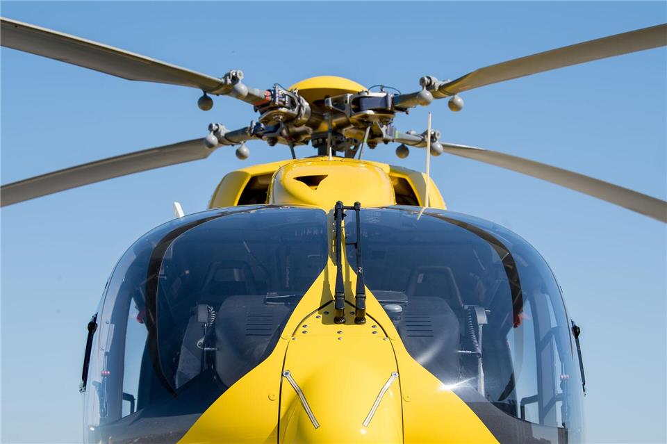 Der Motorradfahrer wurde ebenso wie die Sozia per Hubschrauber in eine Klinik gebracht - dort starb er. (Symbolbild)Fabian Sommer/dpa