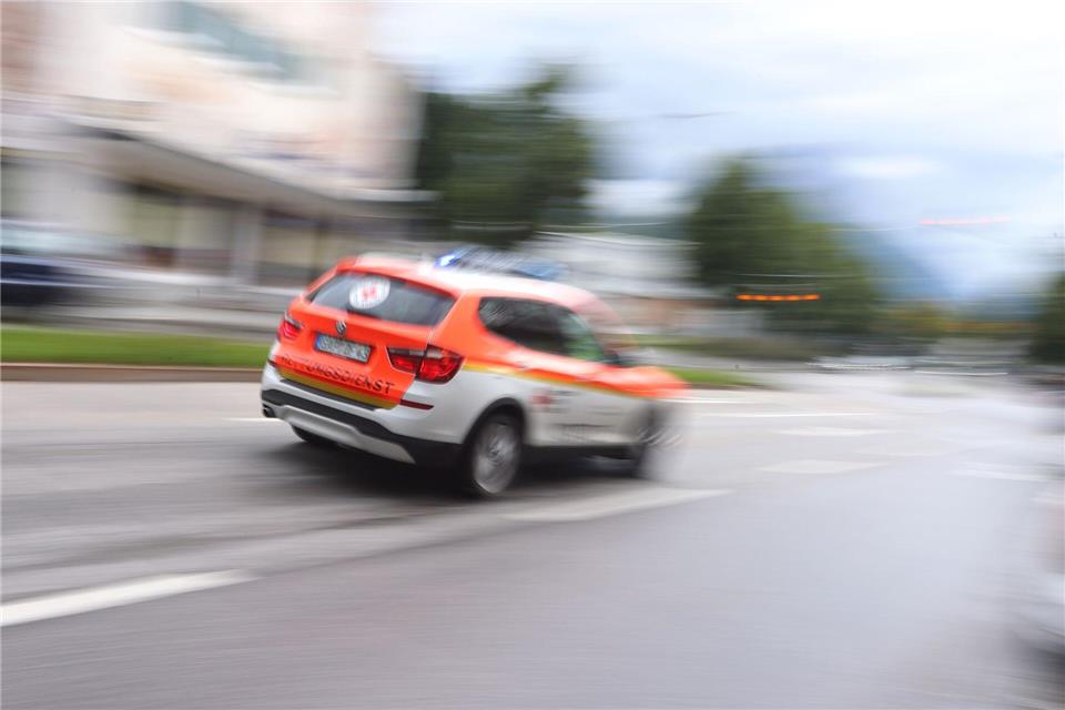 Der Motorradfahrer wurde schwer verletzt in ein Krankenhaus gebracht. (Symbolbild)Karl-Josef Hildenbrand/dpa