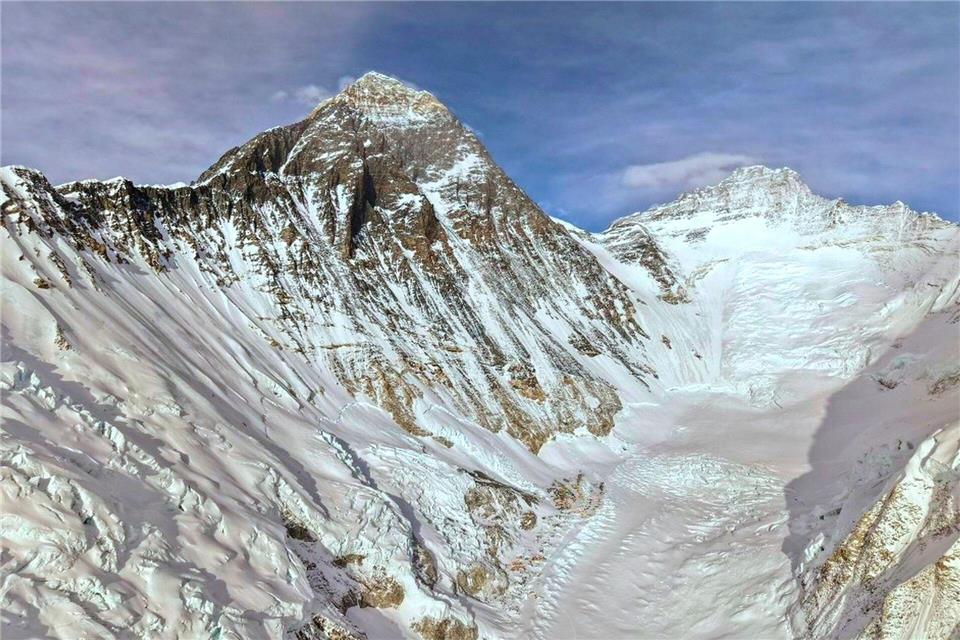 Der Mount Everest lockt immer wieder zu Rekorden. (Archivbild) Pasang Rinzee Sherpa/AP/dpa