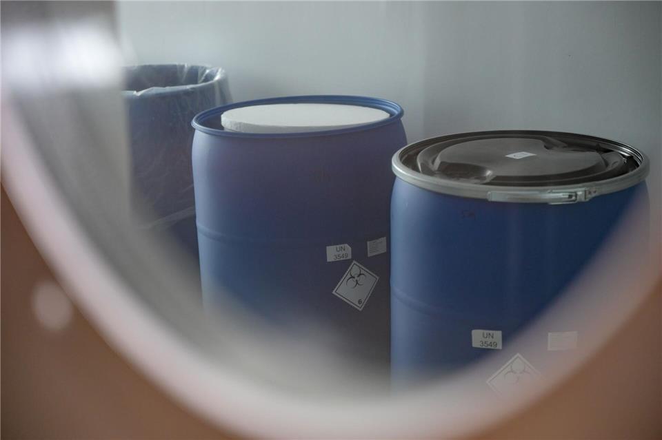 Der Müll aus dem Krankenzimmer muss mehrfach verpackt und versiegelt zur Sondermüllverbrennung gebracht werden. Malin Wunderlich/dpa