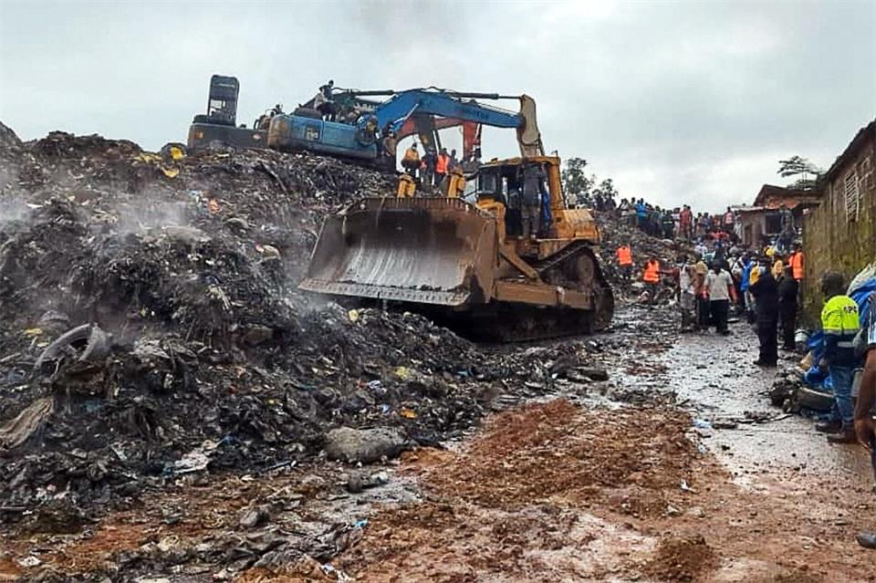 Der Müllberg geriet nach schwerem Regen ins Rutschen und verschüttete mehrere Häuser in einem Vorort der Hauptstadt Conakry. Abdel Aziz Bah/dpa