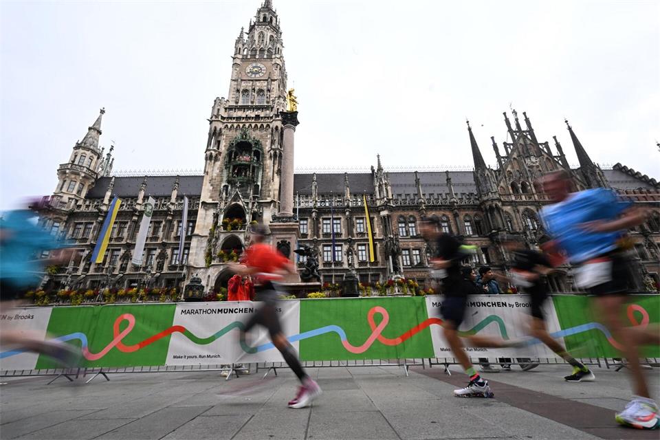 Der München-Marathon sorgt am Sonntag für Einschränkungen im Nahverkehr. (Symbolbild)Felix Hörhager/dpa