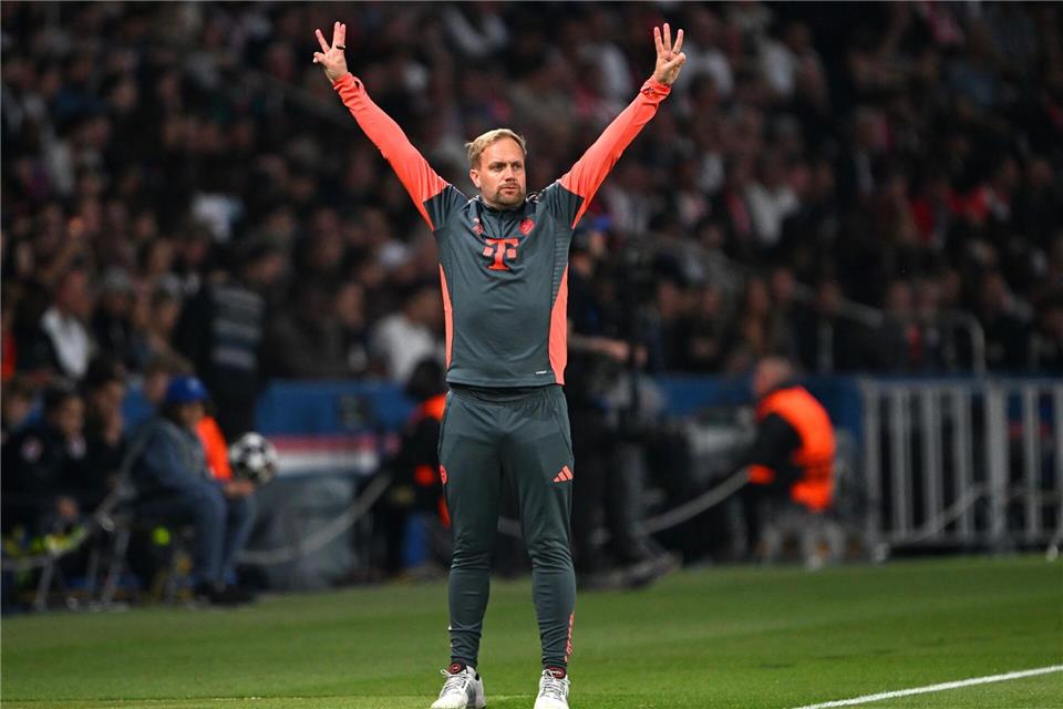 Der Münchner Aushilfs-Chefcoach in Aktion: Kompany-Assistent Aaron Danks trug wie immer einen Trainingsanzug.Federico Gambarini/dpa