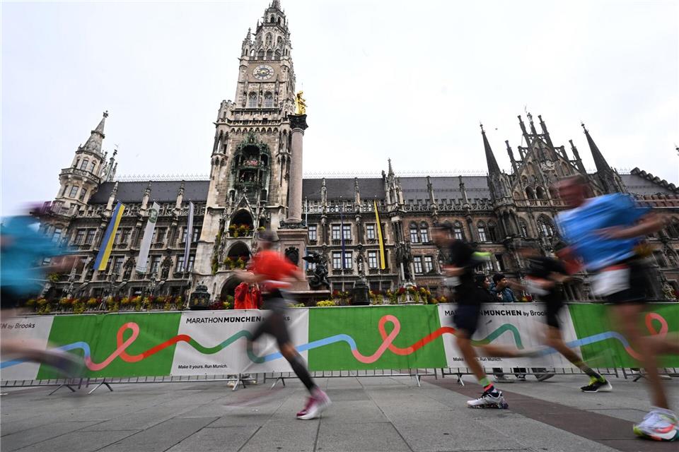 Der Münchner Marathon führte auch am Marienplatz vorbei. (Archivbild)Felix Hörhager/dpa