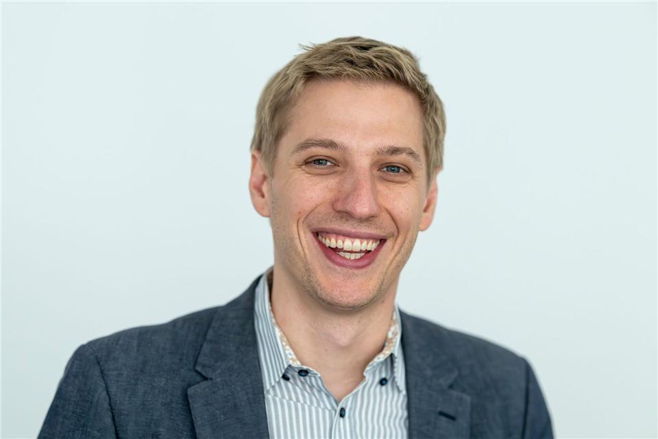Der Münchner Oberbürgermeister Dominik Krause (Grüne) erhält von seinem Vorgänger Dieter Reiter (SPD) die Amtskette. (Archivbild)Peter Kneffel/dpa