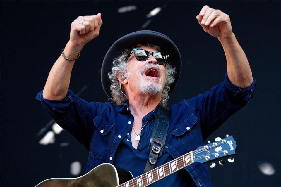 Der Musiker Wolfgang Niedecken steht bei einem Konzert der Rockgruppe BAP zum 50-jährigen Bestehen der Band im Rheinenergiestadion auf der Bühne.Henning Kaiser/dpa