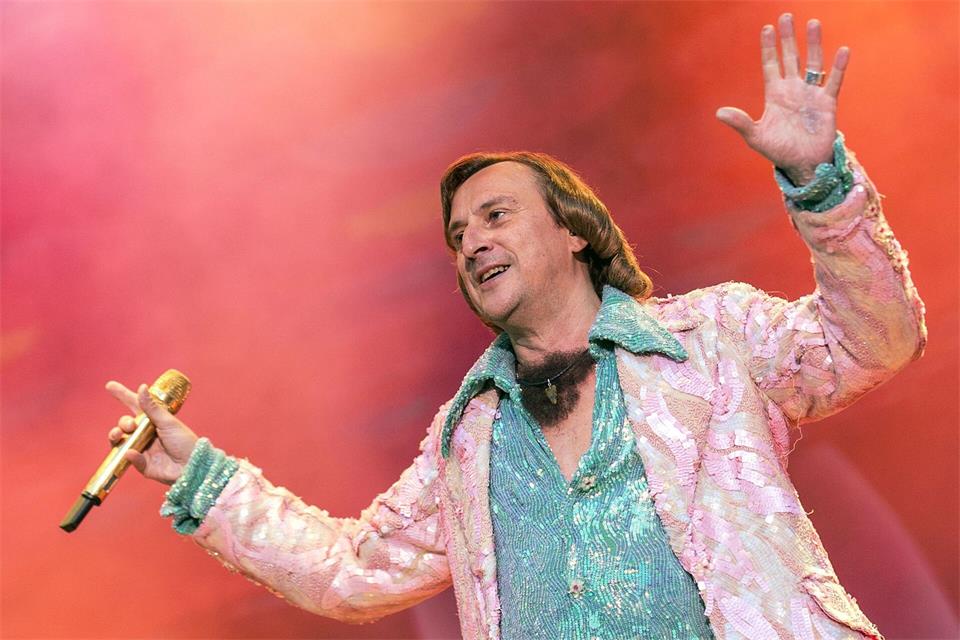 Der Musiker überzeichnete Schlager so sehr, dass aus Kitsch Kult wurde. (Archivbild)Paul Zinken/dpa