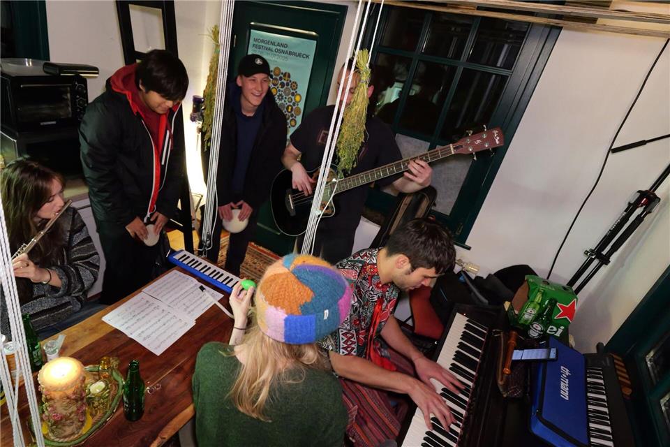 Leben in „Deutschlands kleinstem Studentenwohnheim“  Der Musikstudent (am Klavier) findet in dem laut Studierendenwerk Osnabrück kleinsten Studentenwohnheim Deutschlands genug Platz für Gäste.Jörn Hüneke/dpa