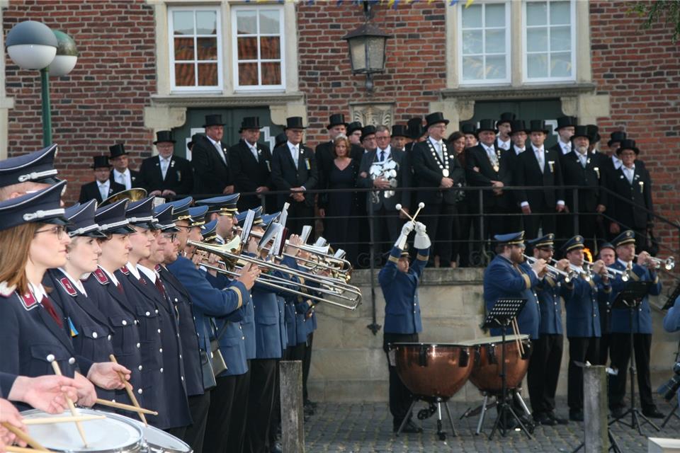 Der Musikverein Velen und der Spielmannszug Ramsdorf spielten den Zapfenstreich.