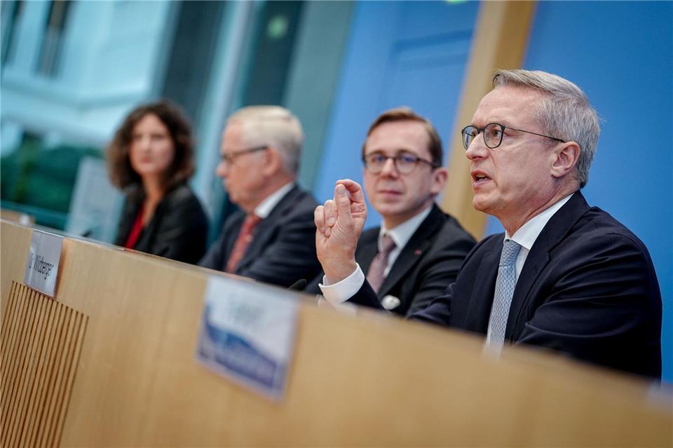 Der NKR stellt seinen Jahresbericht zusammen mit Digitalisierungsminister Karsten Wildberger (CDU) und dem Parlamentarischen Staatssekretär seines Ministeriums, Philipp Amthor (CDU), vor.Kay Nietfeld/dpa