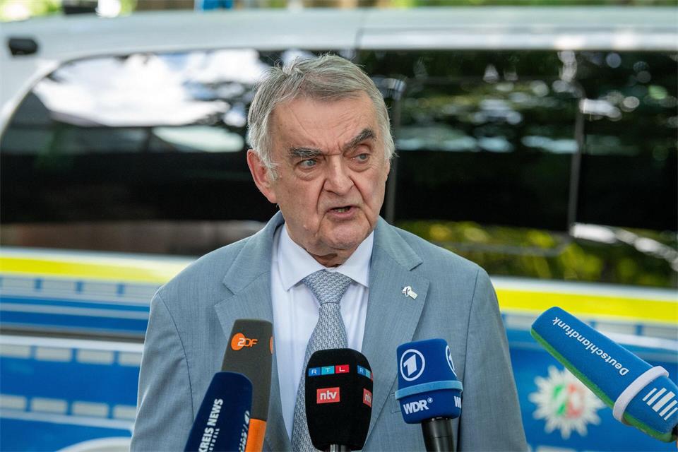 Der NRW-Innenminister berichtete dem Landtag. Alexander Franz/dpa