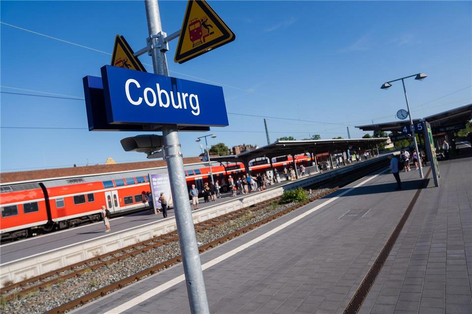Der Nah- und Fernverkehr am Coburger Bahnhof war stundenlang gestört. (Archivbild)Nicolas Armer/dpa