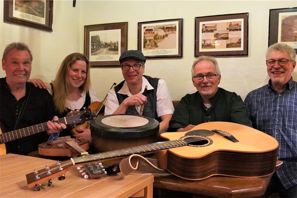 Der Name der Folkmusik-Gruppe bedeutet auf Deutsch übersetzt „Tenne“.