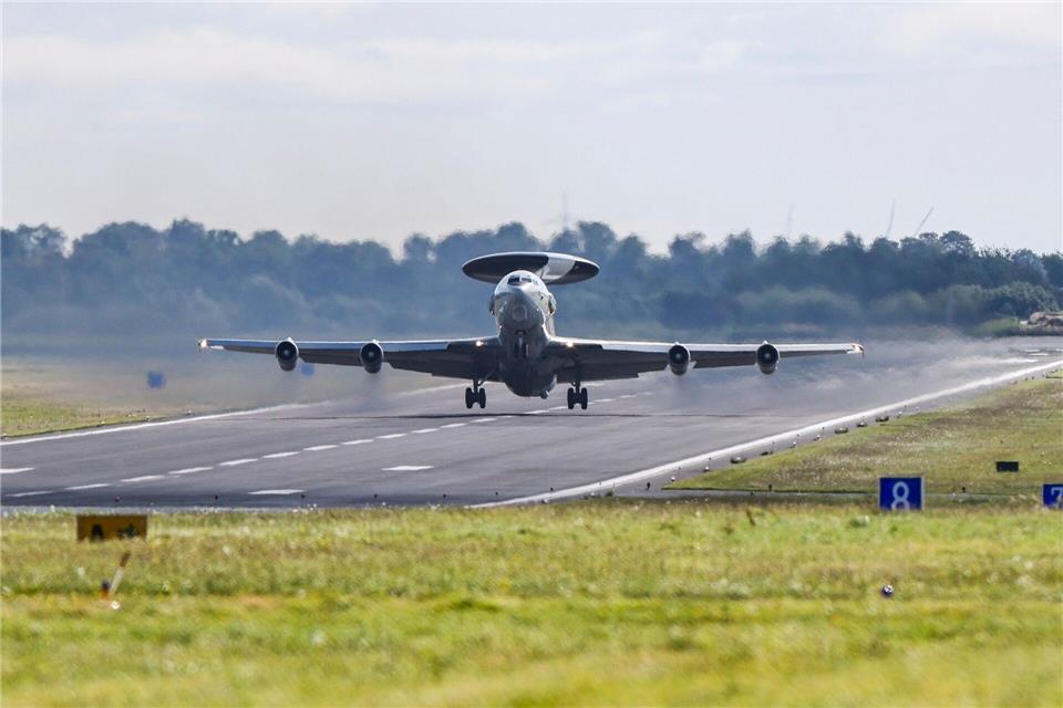 Der Nato-Flughafen in Geilenkirchen ist der Hauptstützpunkt von Awacs-Spezialflugzeugen zur Überwachung des Luftraumes. (Archivbild)Christoph Reichwein/dpa