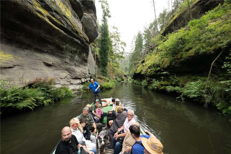 Der Natur ganz nah: Auch Kahnfahrten für Touristen gibt es jetzt wieder in der Edmundsklamm.Sebastian Kahnert/dpa