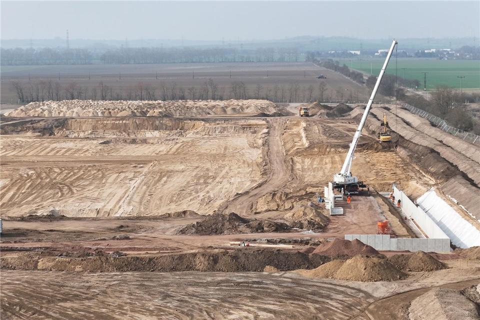 Der Neubau auf mehr als 20.000 Quadratmetern soll Platz für gut 700 Bedienstete bieten.Peter Gercke/dpa