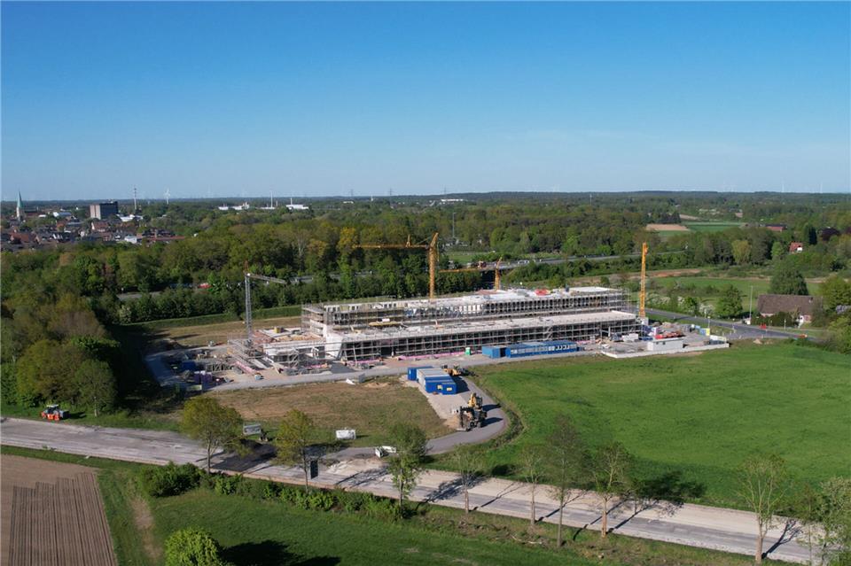 Der Neubau der Feuer- und Rettungswache zwischen B 70 und Raesfelder Straße ist in vollem Gange. Nun könnte ein Investitionspaket des Landes die Finanzierung erleichtern.