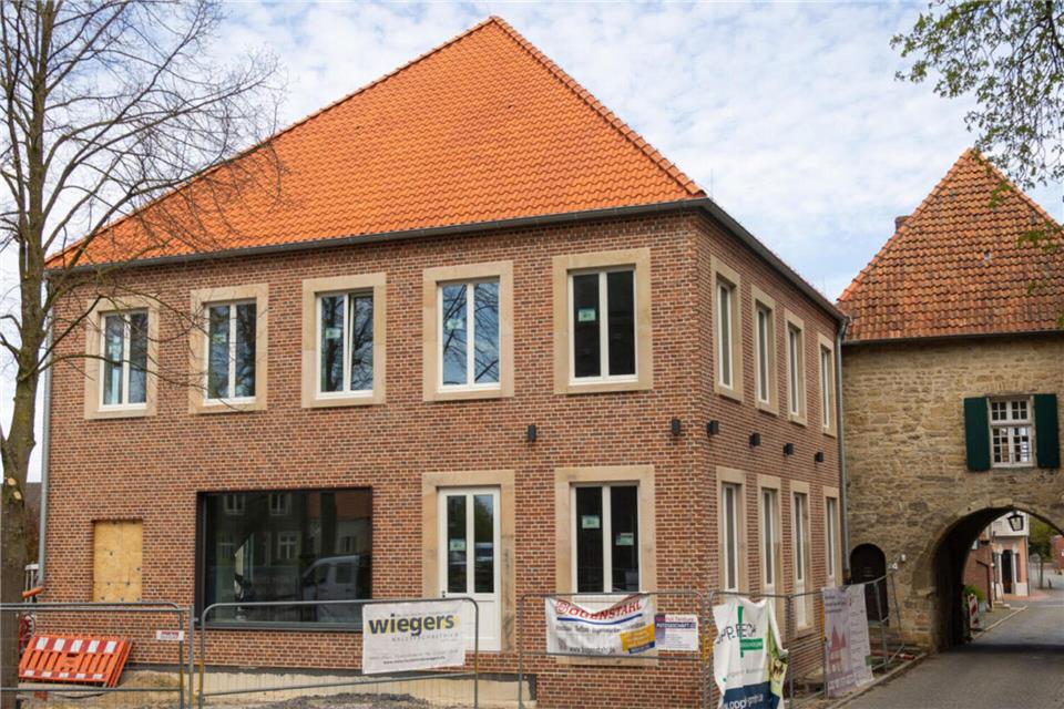 Der Neubau der Landesburg in Nienborg steht kurz vor der Fertigstellung. Innen laufen die letzten Arbeiten, die Eröffnung ist für Juni geplant.