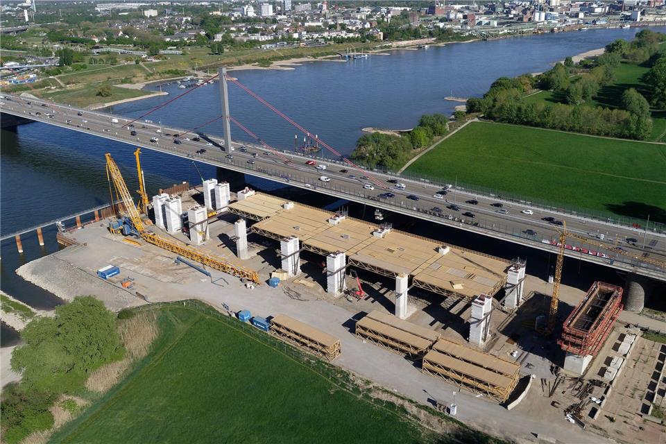 Der Neubau der Leverkusener Rheinbrücke in seiner Anfangsphase im Jahr 2020. (Archivbild)Henning Kaiser/dpa