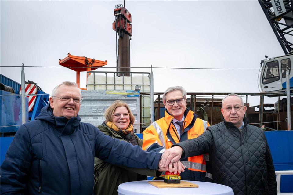 Der Neubau der Nordmole in Bremerhaven hat begonnen.Sina Schuldt/dpa