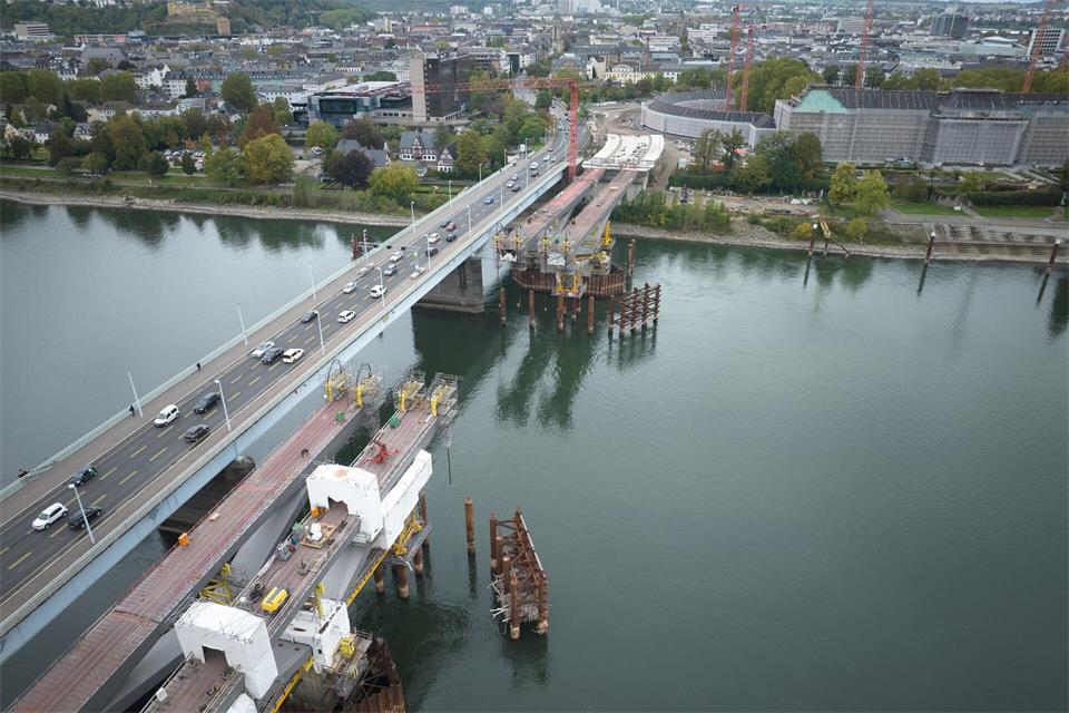 Der Neubau der Pfaffendorfer Brücke verzögert sich. Thomas Frey/dpa