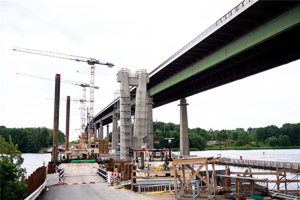 Der Neubau der Rader Hochbrücke macht Fortschritte (Archivbild).Daniel Bockwoldt/dpa