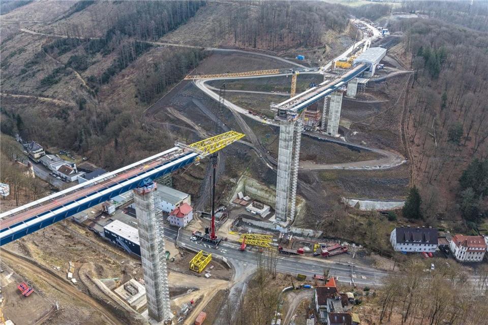 Der Neubau der Rahmede-Talbrücke zählt zu den spektakulärsten Fällen zu spät erkannter Sicherheitsdefizite an den vielen überalterten Brückenbauwerken in Nordrhein-Westfalen. (Archivbild)Alex Talash/dpa