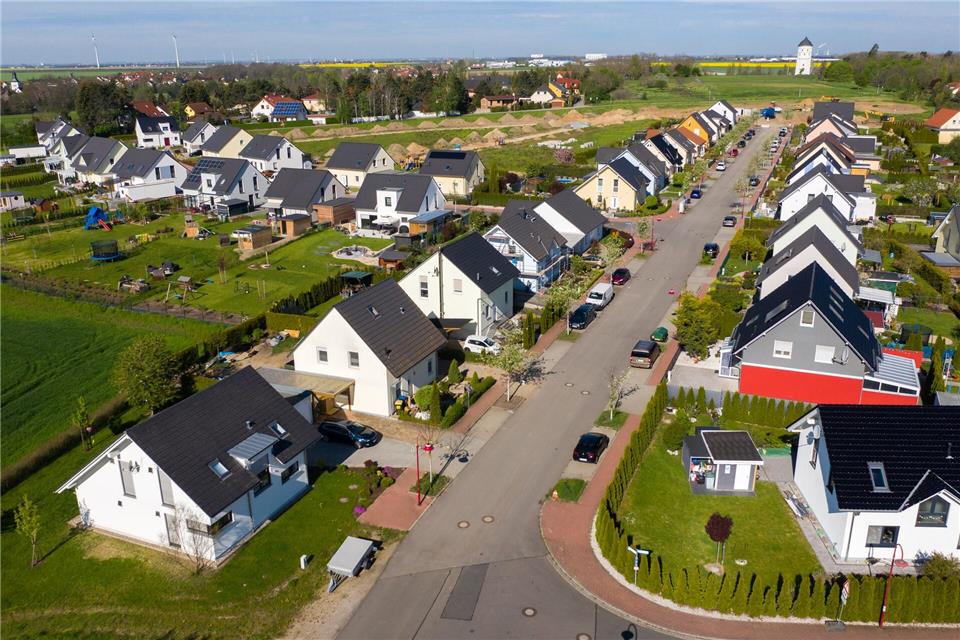 Der Neubau stockt, zuletzt zogen aber die Baugenehmigungen für Eigenheime an. (Archivbild)Jan Woitas/dpa-Zentralbild/dpa