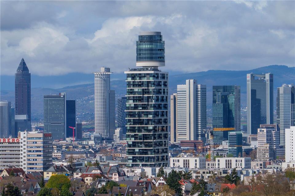 Der Neue Henninger-Turm, ein Wohnhochhaus, im Frankfurter Süden. (Archivbild)Andreas Arnold/dpa