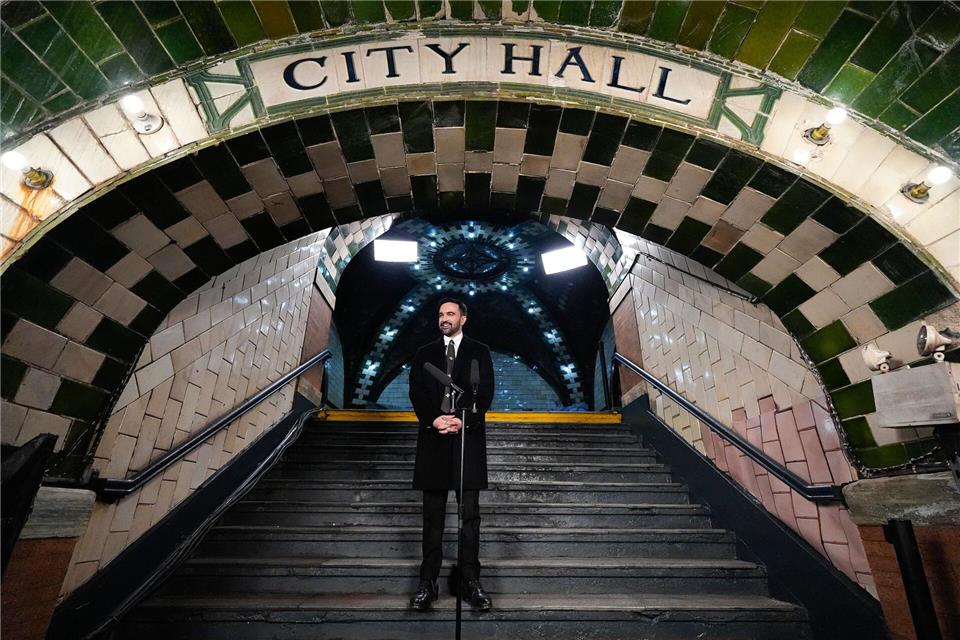 Der New Yorker Bürgermeister Zohran Mamdani spricht nach seiner Vereidigung in der U-Bahn-Station Old City Hall.Yuki Iwamura/AP/dpa