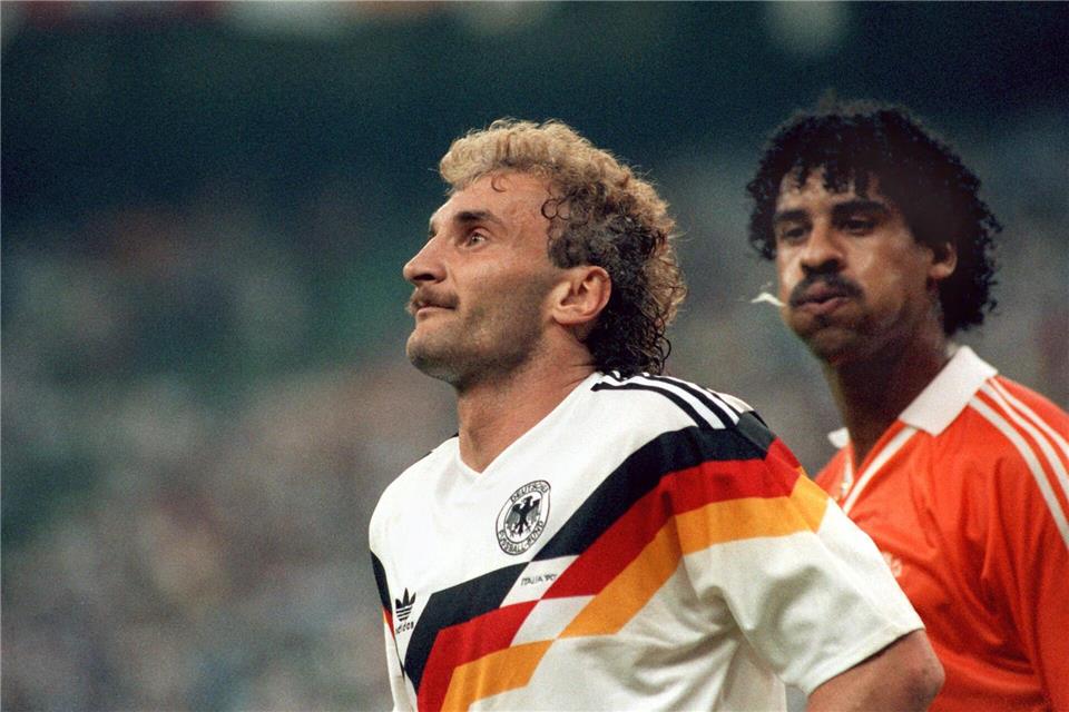 Der Niederländer Frank Rijkaard (r) bespuckt Rudi Völler (Archivbild)Martina Hellmann/dpa