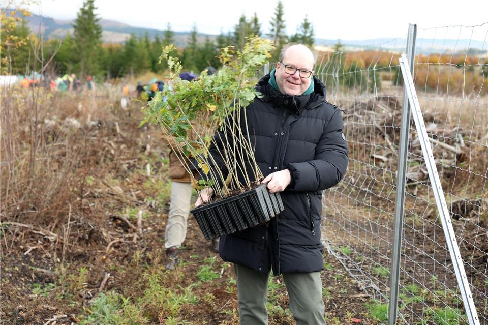 35 Jahre Bergwaldprojekt – wie sich der Wald verändert hat  Der Niedersächsische Umweltminister Christian Meyer nimmt an der Pflanzaktion teil.Stefan Rampfel/dpa